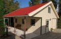 Kunststof garage met royale veranda | Uitvoering: wandprofiel cremewit | hoekprofiel donkerblauw | Dakbedekking: dakpanplaat rood | Extra: sectionaal deur en loopdeur